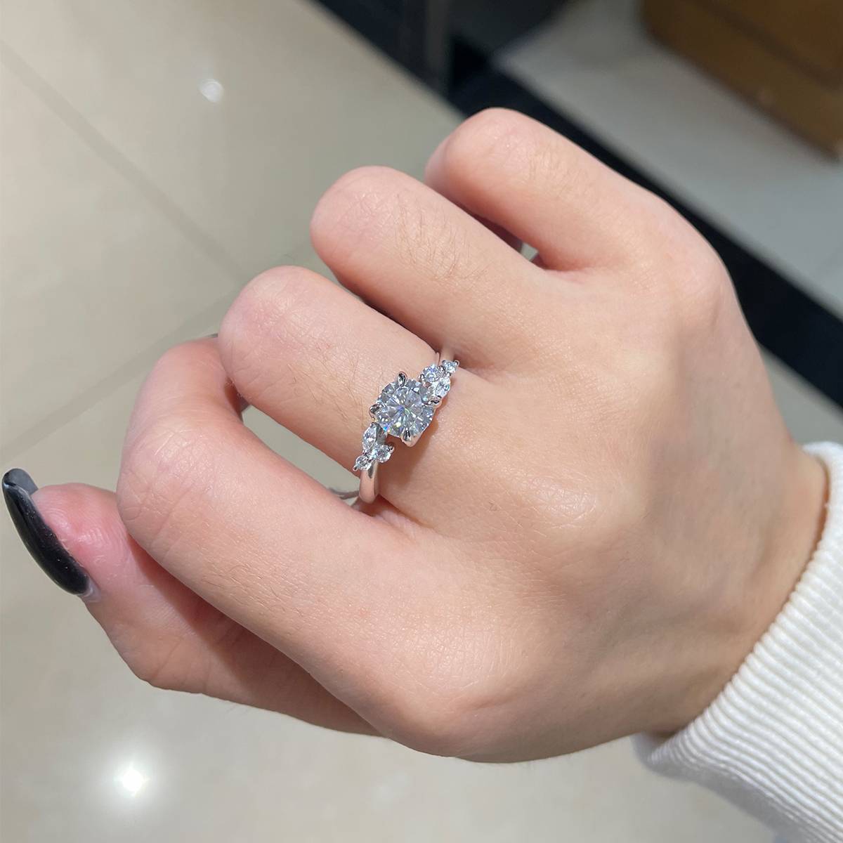 Twisted arm four claw S925 silver plated platinum customized selection main stone Moissanite 1.0ct/Side Stone Cubic Zirconia